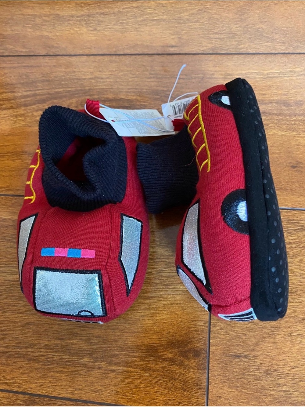New boys Sz 5-6 GAP Red Fire Truck Slipper Socks with Black Soles
